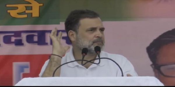 उन्नाव दुष्कर्म पीड़िता से मिले राहुल गांधी, न्याय दिलाने का दिया आश्वासन