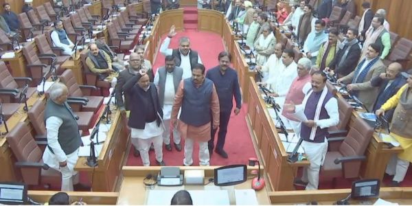 विधान परिषद में विपक्षी दल के सदस्यों का हंगामा, केशव मौर्य ने कहा- सच सुनने का साहस दिखाओ