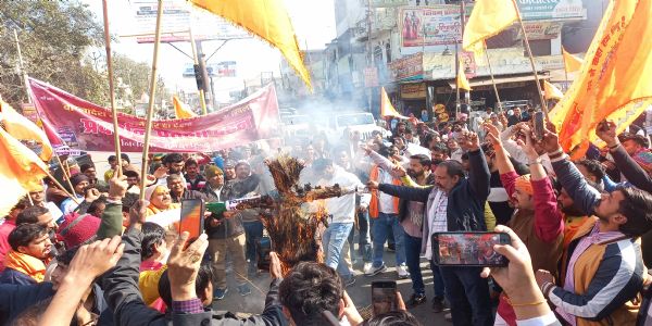 विश्व हिंदू परिषद ने बागपत में आतंकवाद का किया पुतला दहन, निकाला जुलूस