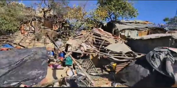 रेलवे व राष्ट्रीय उच्च मार्ग से अवैध झुगियों को प्रशासन ने हटाया