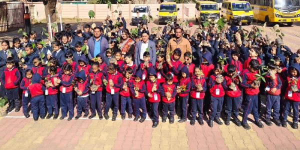 विद्यार्थियों के बीच फलदार पौध वितरण