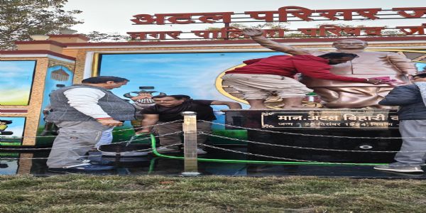 स्व. श्री अटल बिहारी वाजपेई की जयंती से पूर्व अटल परिसर में चला स्वच्छता अभियान