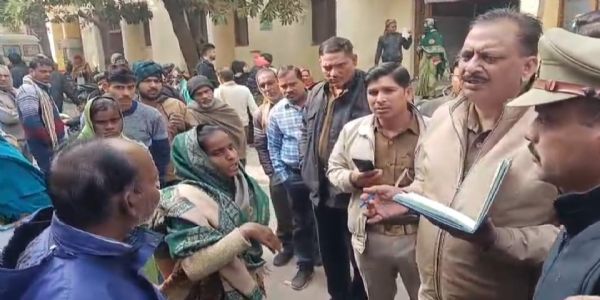 ई-रिक्शा चालक की हत्या का आरोप बेकरी मालिक पर लगा परिजनाें ने काेतवाली का किया घेराव