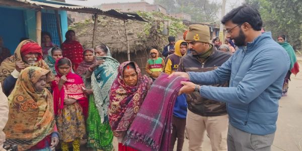 बगहा एसडीएम ने अनुमंडल क्षेत्र में जरूरमंदाें के बीच बांटे कंबल