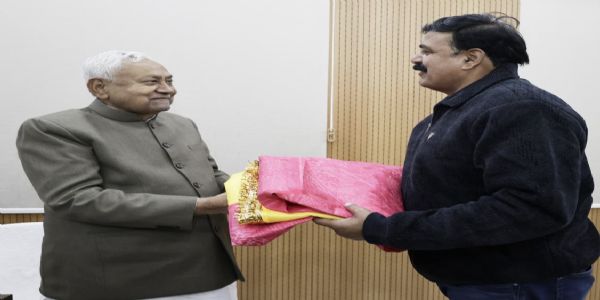 मुख्यमंत्री ने अजमेर शरीफ मजार पर चादरपोशी के लिए मंत्री मो. जमा खान को चादर भेंट की