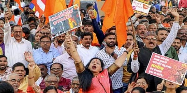 हावड़ा में प्रदर्शन करते भाजपा कार्यकर्ता