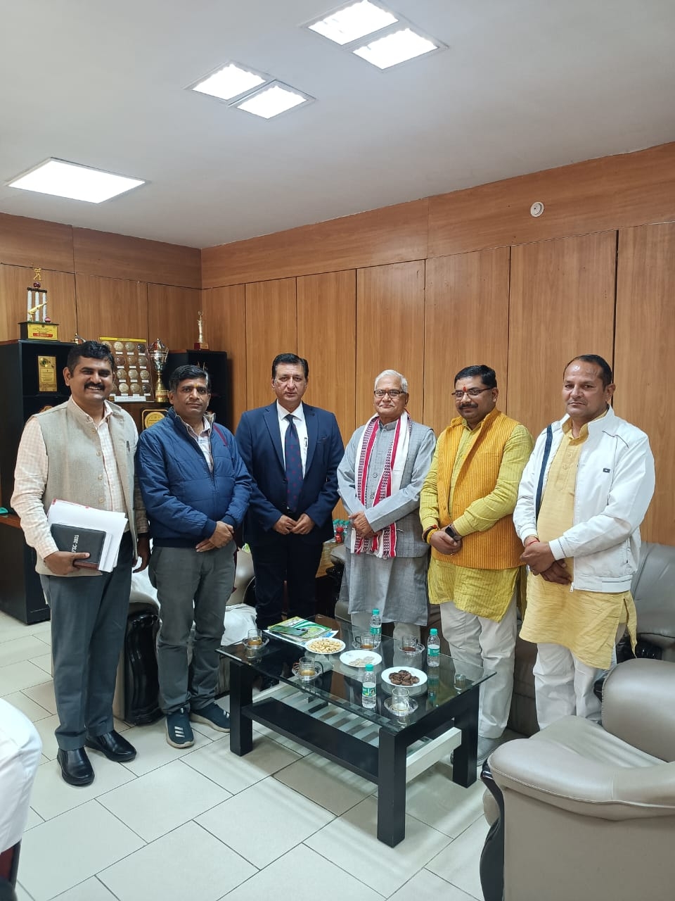 निदेशक बीआईईटी को पत्रक देते