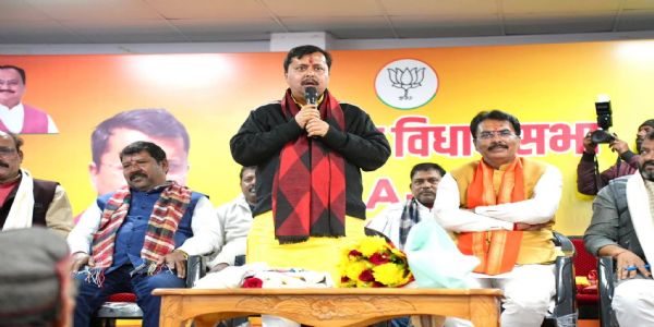 बैठक के दौरान बीएलओ को सम्बोधित करते नितिन नबीन