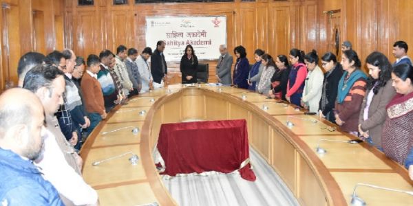 साहित्य अकादेमी की सचिव पल्लवी प्रशांत होळकर के नेतृत्व में शोक सभा का आयोजन।