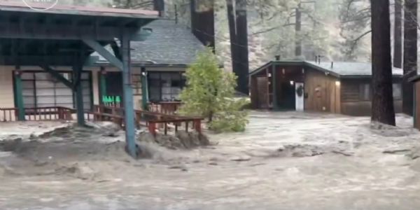 कैलिफोर्निया के लॉस एंजिल्स काउंटी के पहाड़ी इलाके राइटवुड में बाढ़ का यह फोटो 24 दिसंबर का है। फोटो - इंटरनेट मीडिया