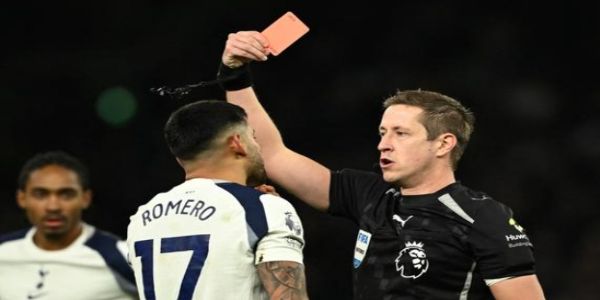 क्रिस्टियन रोमेरो को येलो कार्ड दिखाते रेफरी