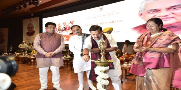 भारत मंडपम सभागार-2 प्रगति मैदान में राष्ट्रीय कवि सम्मेलन