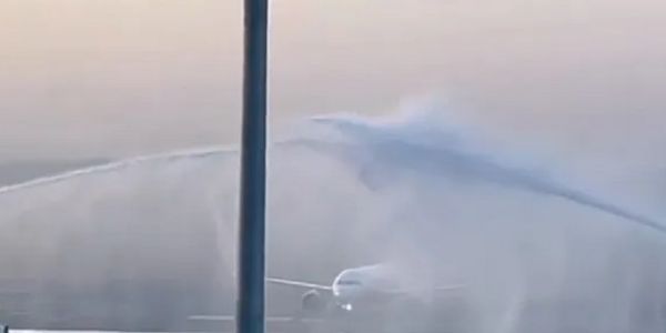 इंडिगो की फ्लाइट का नवी मुंबई एयरपोर्ट पर वॉटर कैनन से वेलकम किया गया