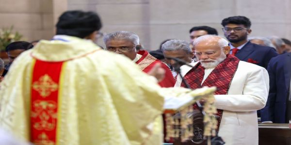 प्रधानमंत्री नरेन्द्र मोदी ने गुरुवार को क्रिसमस पर दिल्ली के कैथेड्रल चर्च में विशेष प्रार्थना सभा में भाग लिया। प्रधानमंत्री नरेन्द्र मोदी ने गुरुवार को क्रिसमस पर दिल्ली के कैथेड्रल चर्च में विशेष प्रार्थना सभा में भाग लिया।