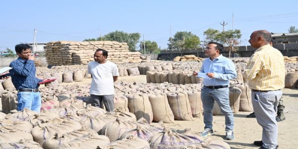 कलेक्टर-एसपी अचानक पहुँचे धान खरीद केन्द्र, बोड़सरा खरीद केंद्र में 95 बोरी अवैध धान किया जब्त