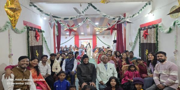 अनूपपुर: प्रभु यीशु का हुआ जन्म, गिरजाघरों में आयोजित हुई विशेष प्रार्थना सभाएं, उपहार देकर मना क्रिसमस का त्योहार