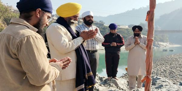 साहिबजादों की शहादत की याद में कोलसर साहिब में किया जाप