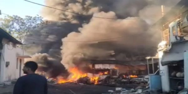 कबाड़खाने में भीषण आग, 10 दमकलों ने मशक्कत के बाद पाया काबू