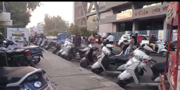 जबलपुर : यातायात सुधार के दावों के बीच स्मार्ट सिटी की लापरवाही उजागर