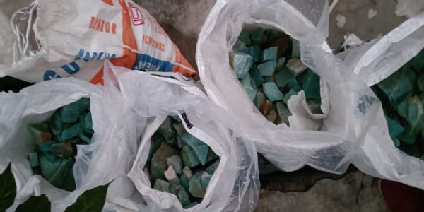 कोडरमा में 12 लाख से अधिक के ब्लू स्टोन बरामद, एक गिरफ्तार