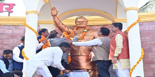 कवर्धा : उप मुख्यमंत्री शर्मा ने भारतरत्न अटल बिहारी वाजपेयी की प्रतिमा पर माल्यार्पण कर किया नमन