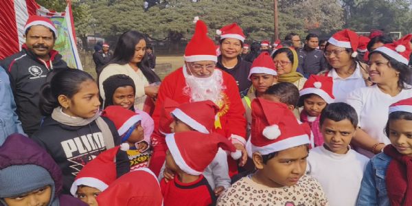 क्रिसमस पर मंत्री प्रदीप मजूमदार ने सांताक्लाज बन बच्चों में बांटे उपहार