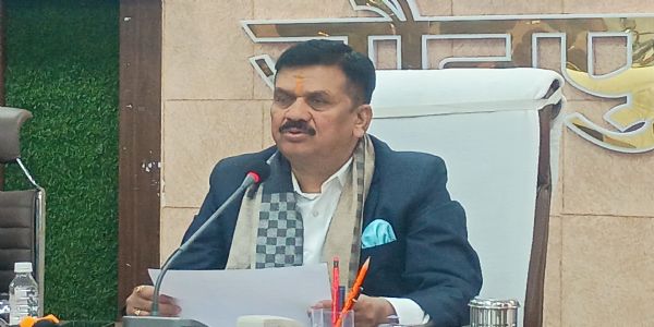 यूपी के जौनपुर में ठंड बढ़ने से 26 दिसंबर को 12वीं तक के विद्यालयों में छुट्‌टी