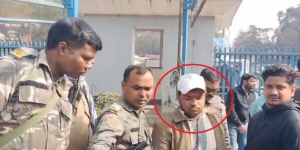 दिनदहाड़े मोबाइल की छिनतई, लोगों ने आराेपित को पीटा