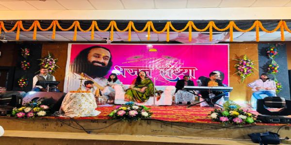 भजन गायिका दीप्ति ने भजनों की प्रस्‍तुती देकर वातावरण को बनाया भक्तिमय