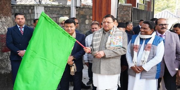 मुख्यमंत्री ने मेडिकल यूनिट वाहनों का दिखाई हरी झंडी