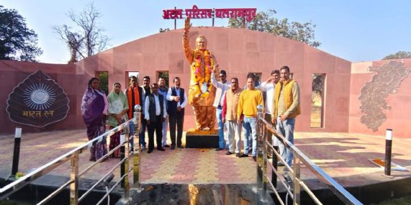 अटल जयंती पर बलरामपुर में स्मरण और संकल्प, भाजपा नेताओं ने अटल परिसर में दी श्रद्धांजलि