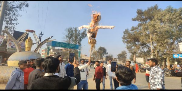 बलरामपुर : बांग्लादेश में हिंदुओं पर अत्याचार के विरोध में रामानुजगंज में प्रदर्शन, पुतला दहन कर जताया रोष