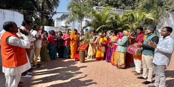 धूमधाम से हुआ तुलसी पूजन कार्यक्रम का आयोजन