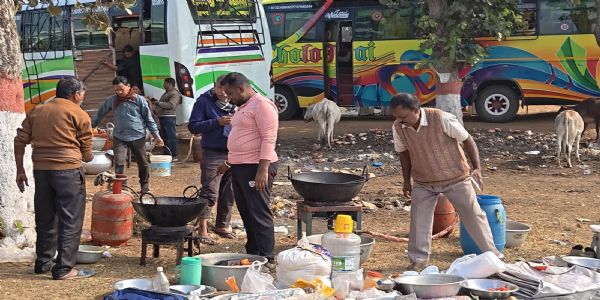 मैथन डेम घूमने जा रहे पर्यटकों से की जा रही है अवैध वसूली के आरोप