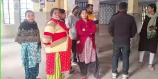 खड़गपुर महकमा अस्पताल में गर्भस्थ शिशु की मौत, अस्पताल परिसर में प्रदर्शन