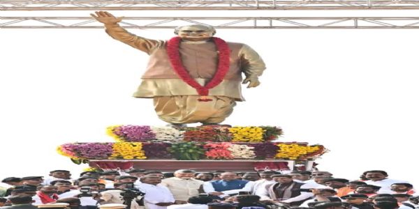 आंध्र प्रदेश के अमरावती में पूर्व प्रधानमंत्री अटल बिहारी वाजपेयी की प्रतिमा का अनावरण