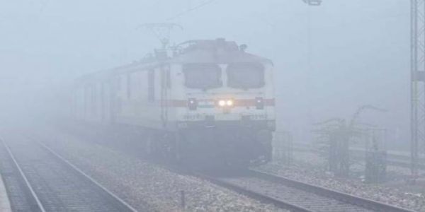 कोहरे ने धीमी कर दी ट्रेनों की रफ्तार, 10 से अधिक रेलगाड़ियां लेट