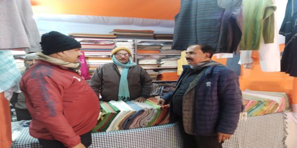 वाराणसी में घर-घर हो खादी का उपयोग, इस उद्देश्य से लगी है प्रदर्शनी - परिक्षेत्रीय खादी ग्रामोद्योग अधिकारी