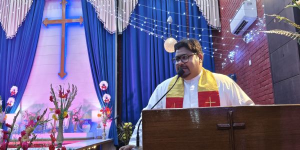 चरनी में देखो पैदा हुआ मरियम का राज दुलारा... रात के 12 बजते ही हैप्पी क्रिसमिस से गूंजे चर्च