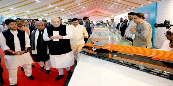 अभ्युदय एमपी ग्रोथ समिट में प्रदर्शनी का अवलोकन