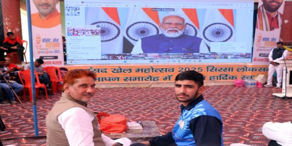 फतेहाबाद। पीएम से बातचीत करते बॉक्सर नीरज, साथ हैं सांसद सुभाष बराला।