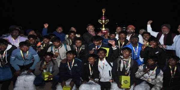 सांसद खेल महोत्सव के समापन पर संजय सेठ सहित अन्य सांसद खेल महोत्सव के समापन पर संजय सेठ सहित अन्य