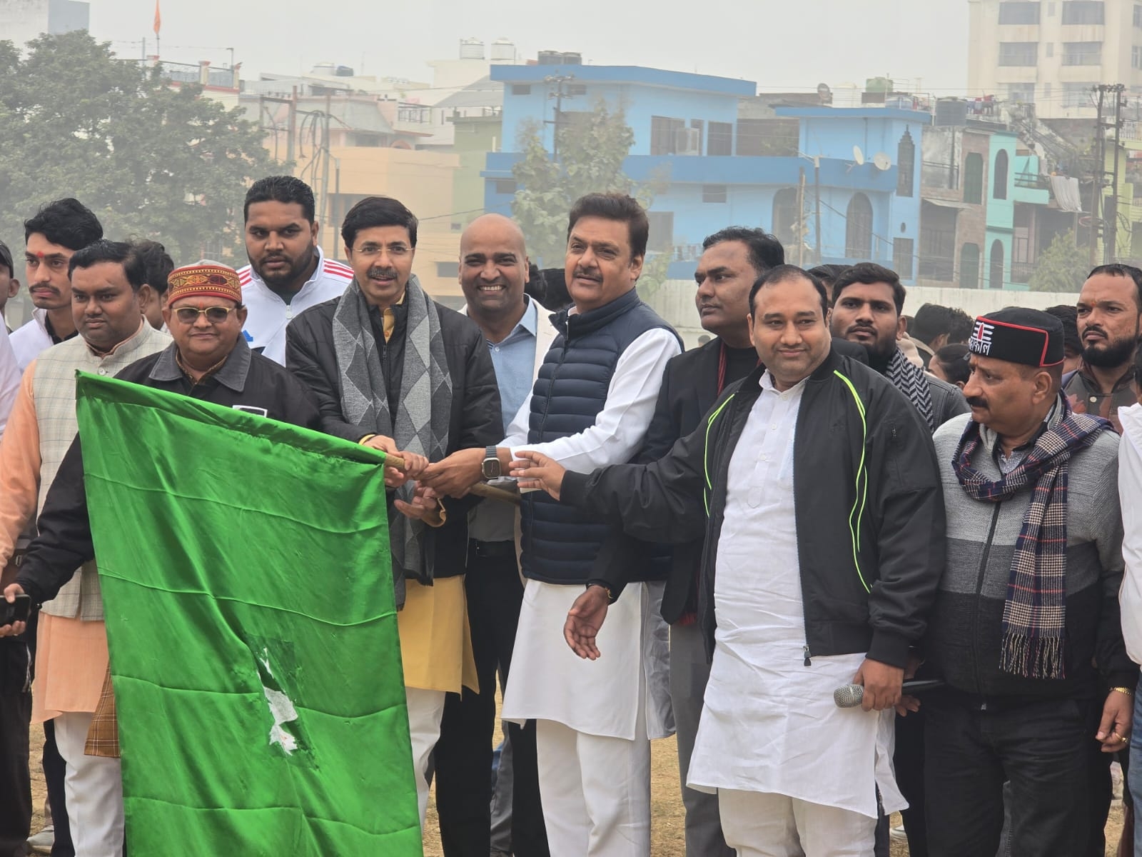 मुरादाबाद में सांसद खेल महोत्सव का शुभारंभ करते राज्यसभा सांसद सुरेंद्र नागर।