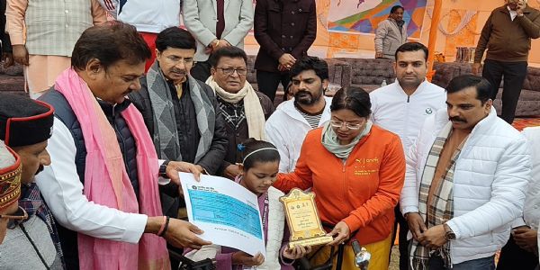 मुरादाबाद में सांसद खेल महोत्सव के दौरान बच्चों को पुरस्कार देते राज्यसभा सांसद सुरेंद्र नागर।