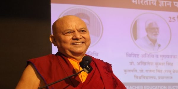 कुलपति प्रो. वांगचुक मंच से विषय रखते हुए कुलपति प्रो. वांगचुक मंच से विषय रखते हुए