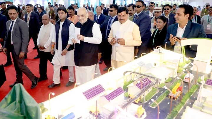 अभ्युदय एमपी ग्रोथ समिट में प्रदर्शनी का अवलोकन