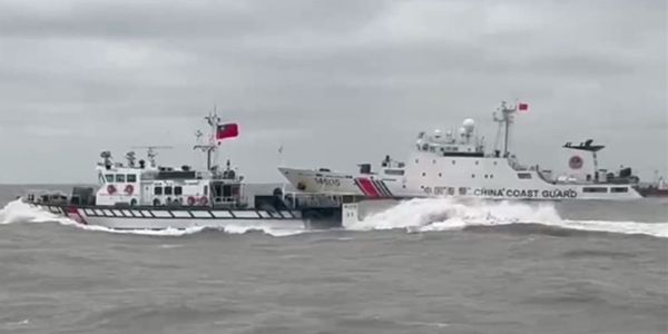 ताइवान तटरक्षक प्रशासन (सीजीए ) का एक जहाज गुरुवार को किनमेन द्वीप के पास प्रतिबंधित जलक्षेत्र में घुसे चीन के तीन जहाजों में से एक का पीछा करता हुआ। फोटो - सीजीए