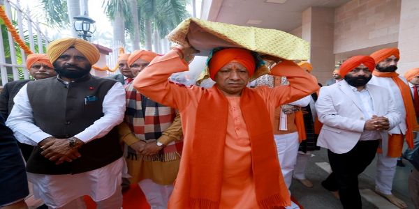 ग्रंथ ले जाते मुख्यमंत्री योगी