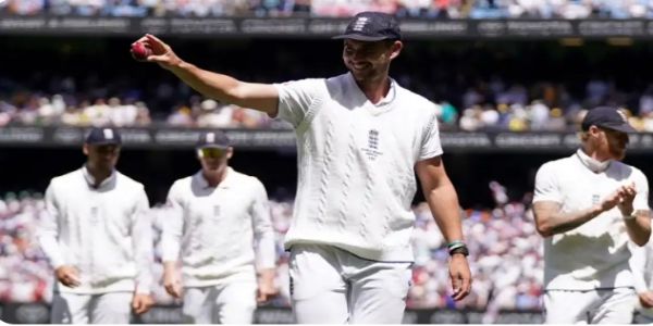 दर्शकों का अभिवादन करते 5 विकेट लेने वाले जोश टंग