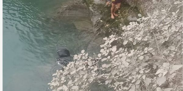 होमगार्ड जवान की मोटरसाइकिल नदी में गिरी, शव बरामद